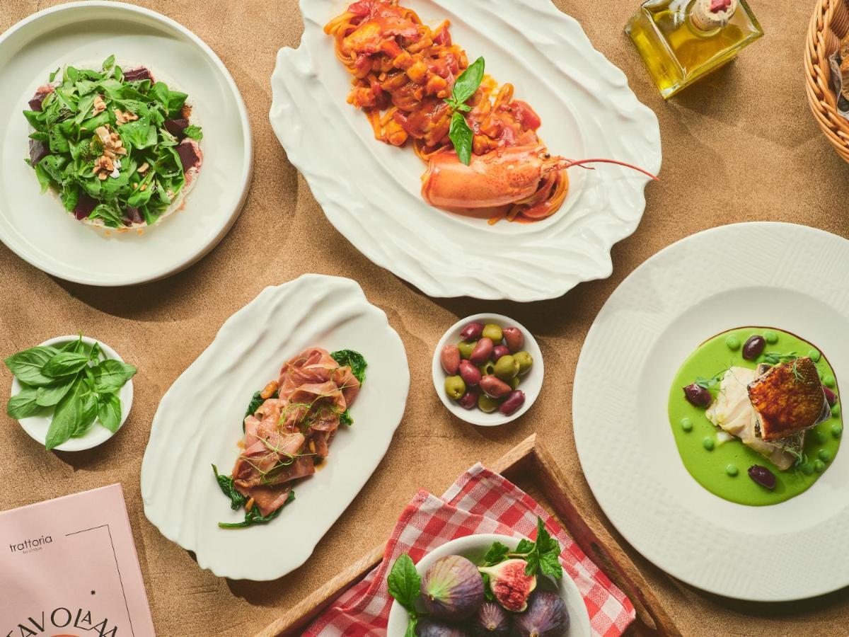 Five Jumeirah Village Дубай Экстерьер фото The photo displays an array of elegant dishes arranged on a table. Here's a description of what appears to be presented:

1. **Salad**: A fresh green salad served in a round bowl, featuring leafy greens and possibly other vegetables.
  
2. **Seafood 